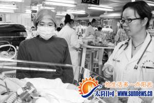 醫(yī)護(hù)人員陪同姨媽看望奇跡寶寶。