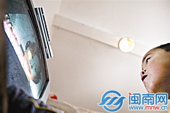 這一刻，冬冬的世界里，只有電視機(jī)里的人