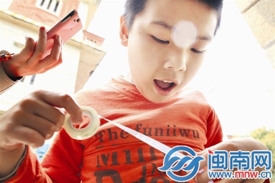 小斌玩著膠帶時(shí)，聽(tīng)到手機(jī)里的《感恩的心》音樂(lè)