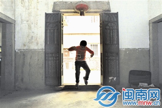 小斌一個(gè)人在房門口玩著膠帶,仿如孤獨(dú)的舞者