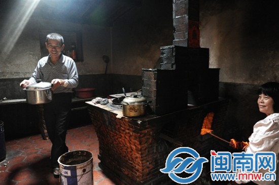 做飯，她生火，二十幾年的夫妻生活很默契