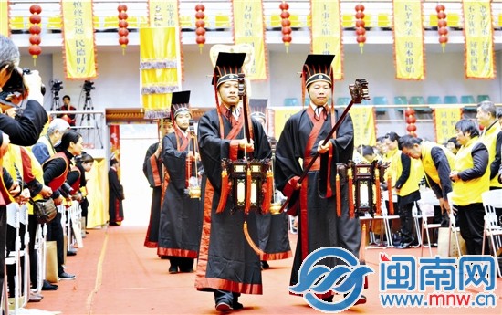 祭祀大典按傳統(tǒng)禮數(shù)進(jìn)行，持續(xù)一個(gè)多小時(shí)