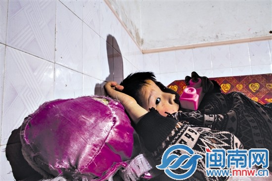 阿寶獨(dú)處房間內(nèi),只有身下一個破舊的娃娃陪著他