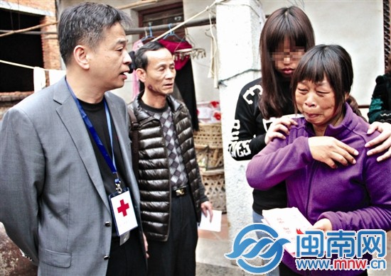 廈門市紅會(huì)為郭家送來愛心款