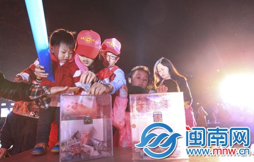 前晚，公益晚會(huì)現(xiàn)場(chǎng)，市民自發(fā)捐款