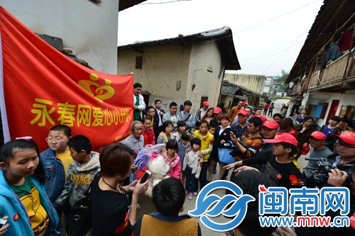 熱心網(wǎng)友給小彩蓮祖孫送去了愛心善款