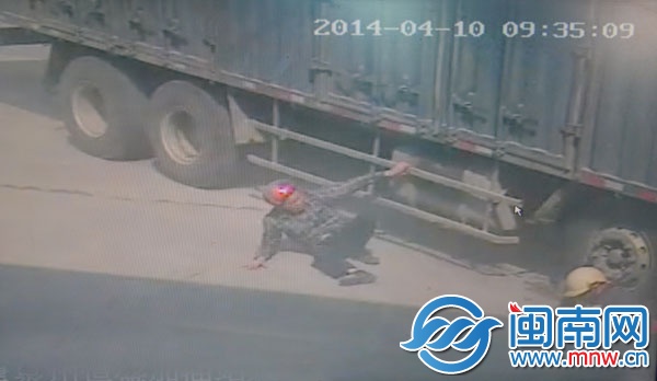 9點(diǎn)35分09秒，兒子到了安全區(qū)域，爬起來(lái)喊停大貨車(chē)