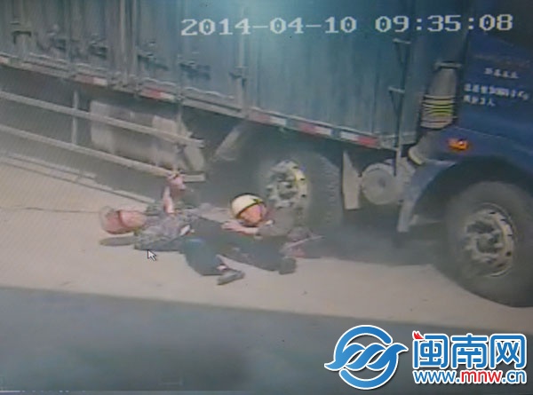 9點(diǎn)35分08秒，兒子被推開(kāi)了，父親卻被卷入車(chē)輪下
