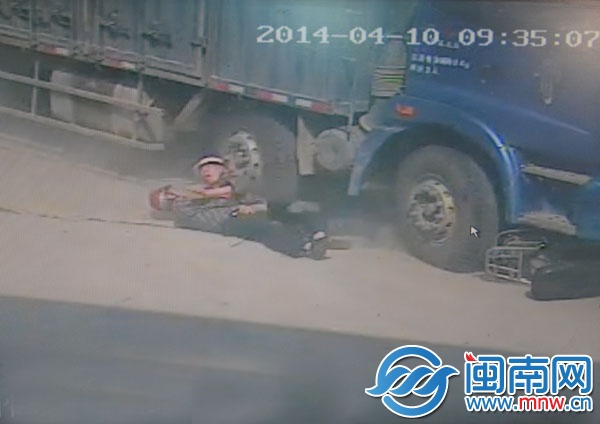 9點(diǎn)35分07秒，王老父用最后力氣，將兒子推開(kāi)