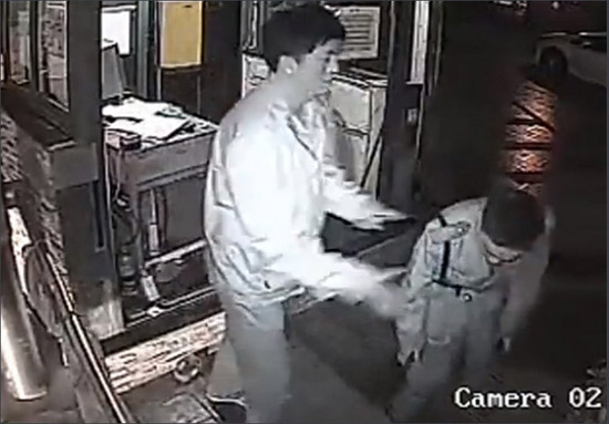 云南高院法官打保安磕頭求饒4