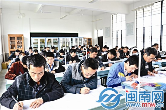 茶農(nóng)和真正的大學生一樣，上課、考試