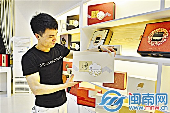 80后的陳遵圣正在展示自己設(shè)計(jì)的產(chǎn)品