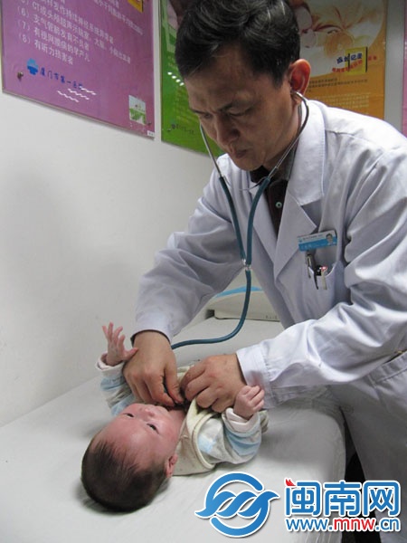 醫(yī)生在為寶寶檢查