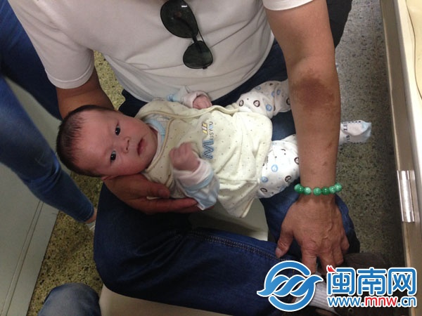 寶寶很乖，瞪著圓溜溜的大眼睛看著周圍