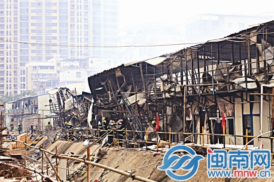 工地內(nèi)2棟挨著的板房被燒毀