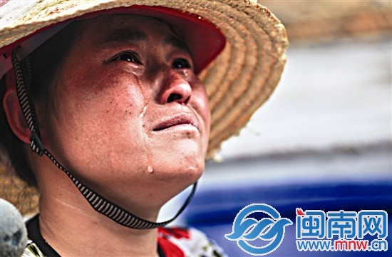 工人陶女士看著火場,留下了兩行眼淚