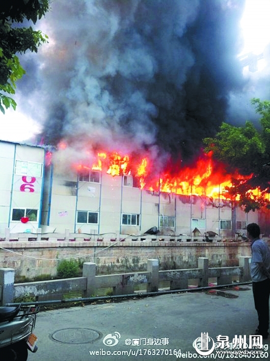 沿內(nèi)溝河而立的十幾間板房陷入火海