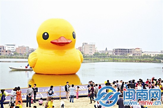 憨態(tài)可掬的大黃鴨,讓參觀的人仿佛回到童年