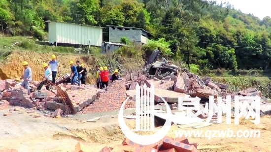 這宗位于仙公山上的違建有220平方米，被強(qiáng)制拆除