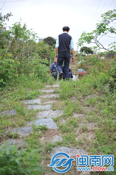沿著該石道步行，便可通往石拱橋