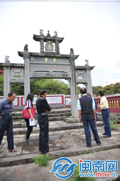 跨過石拱橋，步行約100米，便可見孝貞牌坊立于道旁