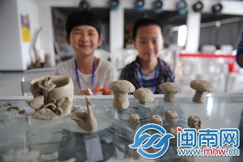 孩子們的作品展示，有蘑菇、骰子等