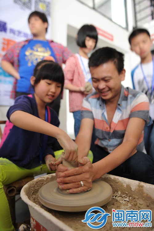 父親和孩子一起制作陶藝