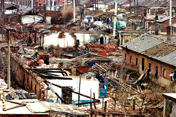 莫地棚戶區(qū)低矮潮濕、四處透風(fēng)的破舊平房