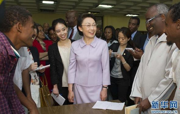 5月5日，李克強(qiáng)夫人程虹在埃塞俄比亞總理夫人的陪同