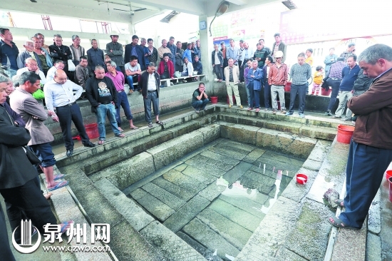 村民放水，觀察溫泉出水情況