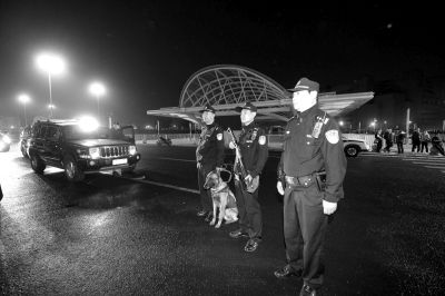 公安部副部長(zhǎng)傅政華和劉彥平夜查北京和上?；疖?chē)站