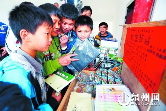 貨攤沒有管理員，付錢、找零全憑學(xué)生的誠(chéng)信。