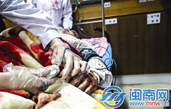 救人時(shí)間總是很短,有時(shí)候護(hù)士來不及做過多防護(hù)就投