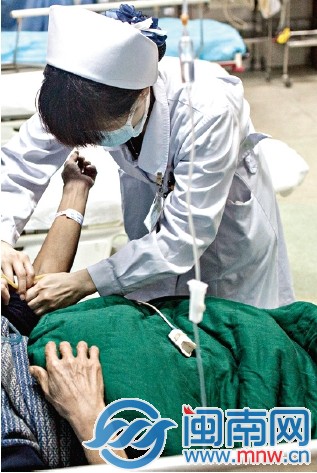 一整個晚上，五名護(hù)士幾乎沒停下來