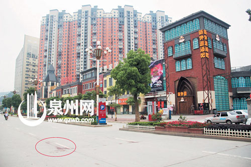 酒吧外的事發(fā)現(xiàn)場(chǎng)，路面上留有血跡。