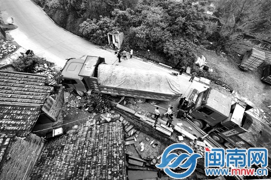 兩輛土方車，一輛撞民房，一輛被前車撞到