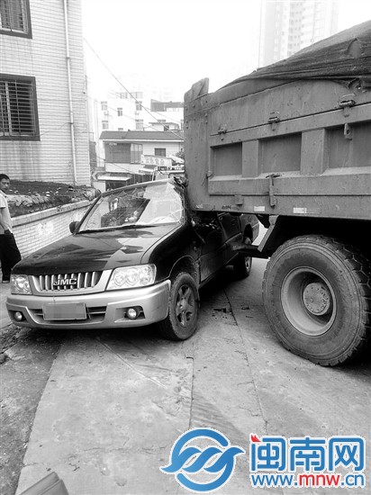 后方皮卡車的車窗也被頂壞了