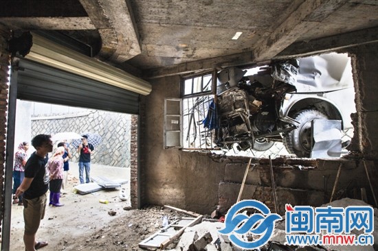 大巴沖下橋后，頂在橋下民房窗戶上