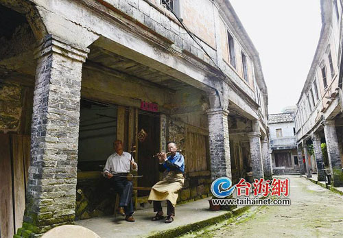 老人屋檐下演奏