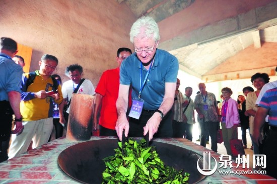 國(guó)外專(zhuān)家學(xué)者體驗(yàn)傳統(tǒng)制茶工藝