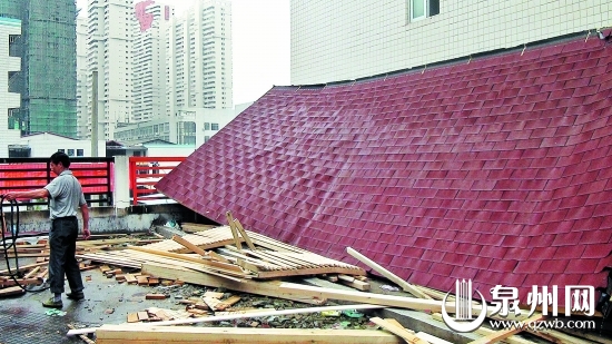 執(zhí)法人員組織拆除萬(wàn)安街道武夷花苑一業(yè)主在露臺(tái)違建