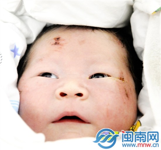 寶寶睜著雙眼好奇地看著