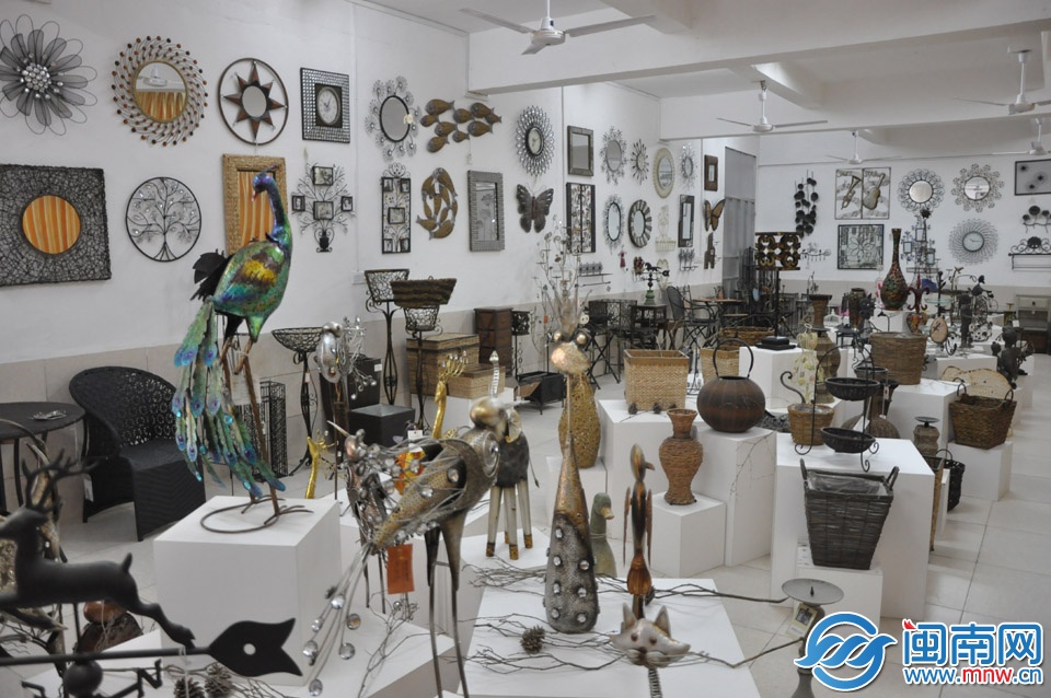 展覽廳里，琳瑯滿目的藤鐵工藝品吸引了無數(shù)前來參觀