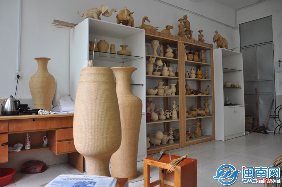 擺滿精致的竹編工藝品的櫥窗前，是即將完工的竹編工