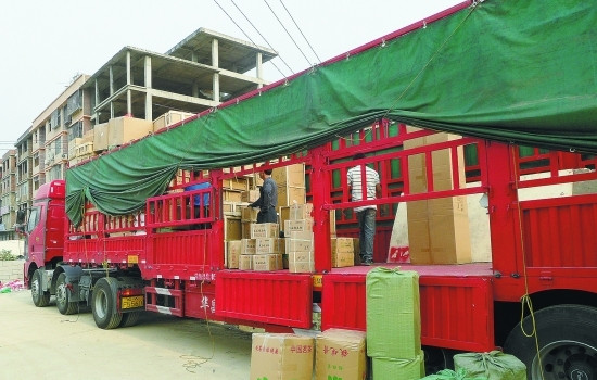 一到下午，物流公司就忙著打包貨物。