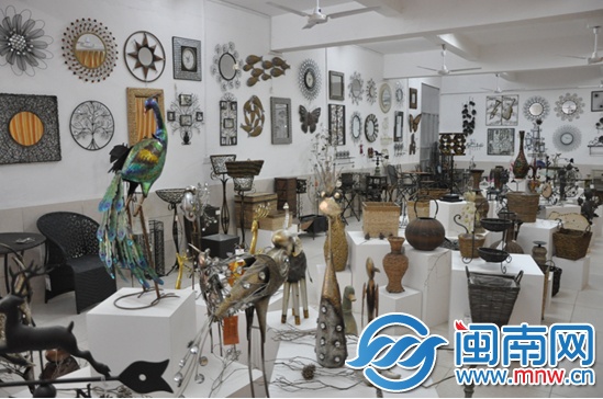 各種材質(zhì)做成的精致工藝品擺滿整個(gè)展示廳
