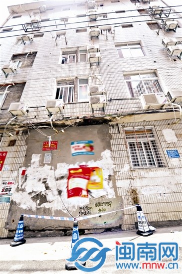 女子從酒店三樓墜下重傷,事發(fā)現(xiàn)場留有血跡