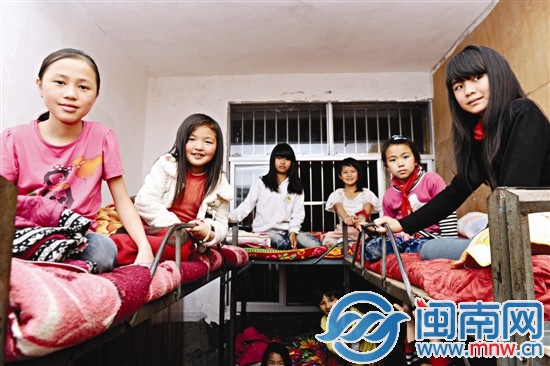 女生宿舍約15平方米，擺放著5張上下鋪的床，擠著20