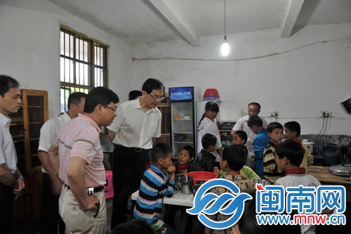 高向榮關(guān)心珍山小學(xué)的孩子們吃住問題