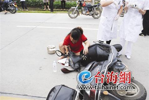 一輛小轎車與一輛摩托車發(fā)生碰撞